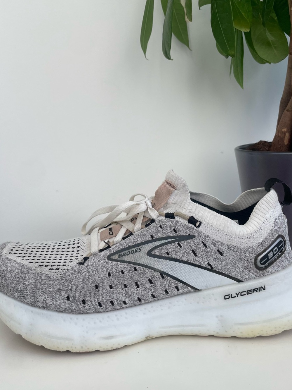 Women Size 8 Brooks Glycerin Stealthfit 20 Gray Running Shoes